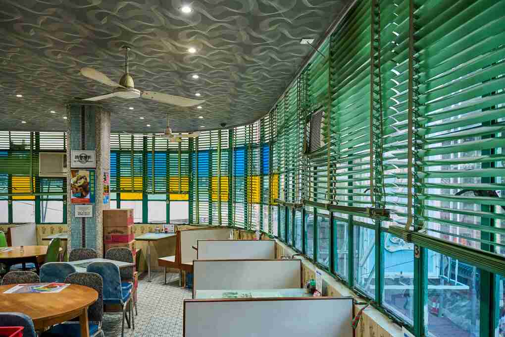 走進美都餐室彷彿穿越至50年代的香港