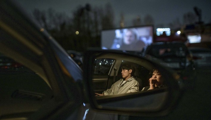 全球疫情衝擊之下南韓「汽車電影院」正夯，享受露天看電影的浪漫！