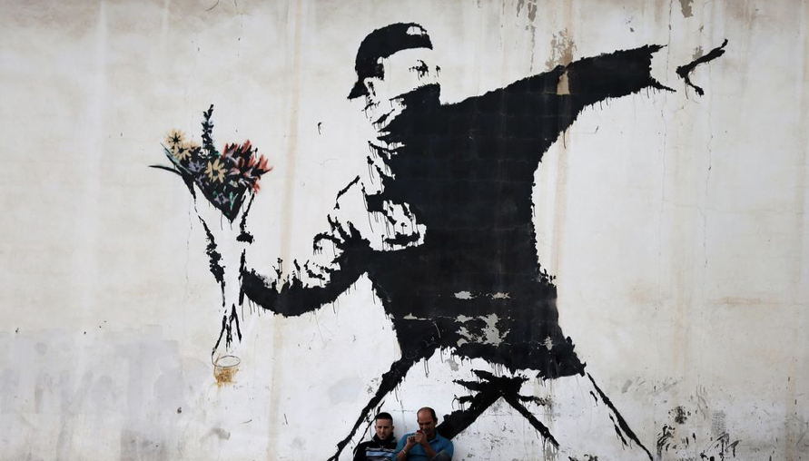 從街頭到美術館，迷樣藝術家Banksy究竟是誰？