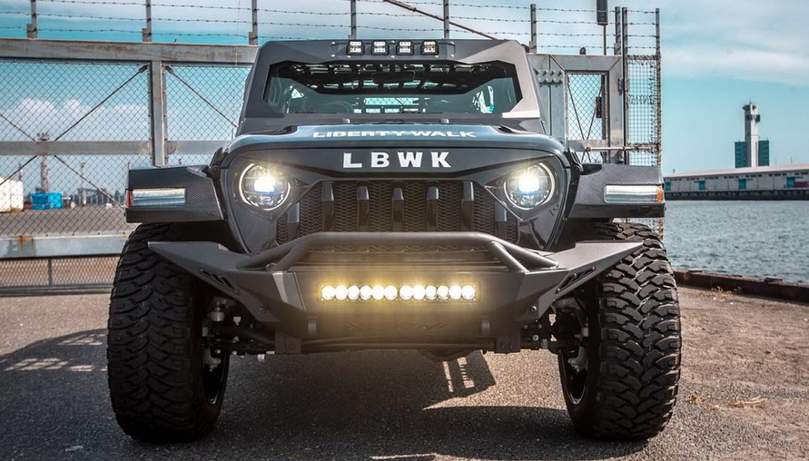 《瘋狂麥斯》現實中呈現絕對 Hardcore，改裝大廠 Liberty Walk 打造 Jeep Wrangler 全新末日主題改裝車型