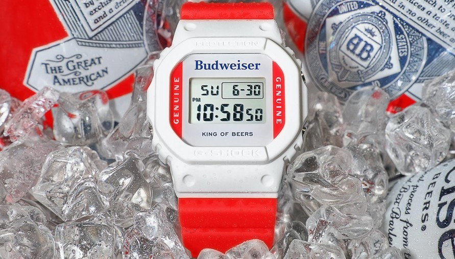 百威啤酒控來點名！Budweiser x G-Shock 全新聯名 DW-5600 錶款，復古款式戴上它誰都知道你是喝酒好Buddy!