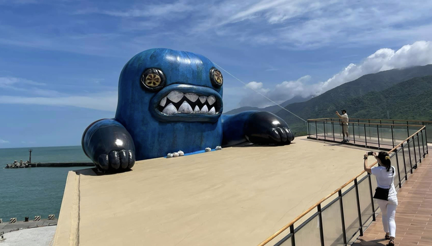 春江獸月夜阿咧特展「看海美術館」剛從海底爬出來的14公尺的巨型怪獸公仔免費打卡 周邊商品也全都是怪獸