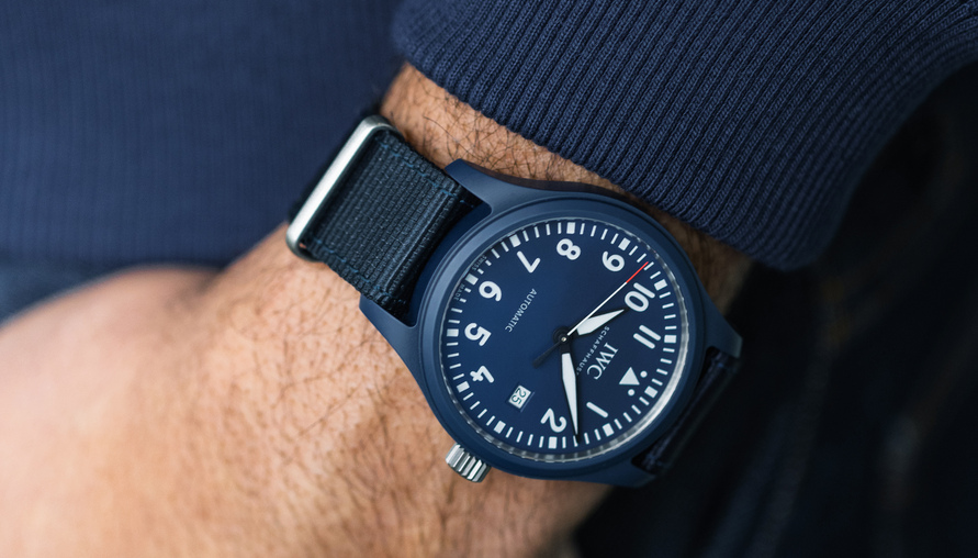 IWC 發表最新限量錶！攜手「勞倫斯體育公益基金會」推出 Pilot’s Watch 藍色陶瓷別注錶款：意義非凡！