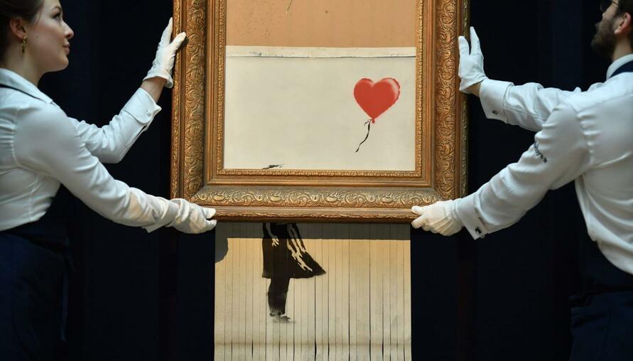 Banksy 3 年前拍賣場自毀作品《Girl with Balloon》震驚全球，今再登蘇富比升價三倍？