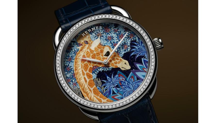 Hermès 發佈全新「 Arceau The Three Graces 」錶款，82 顆鑽石包圍木刻長頸鹿，形塑奢華精緻工藝！