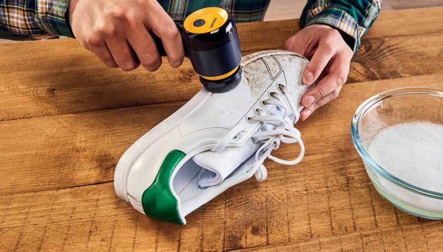 這是什麼黑科技？飛利浦 Philips 推出「電動洗鞋機」，輕巧設計DIY洗鞋超容易，家中骨灰老鞋有救了？