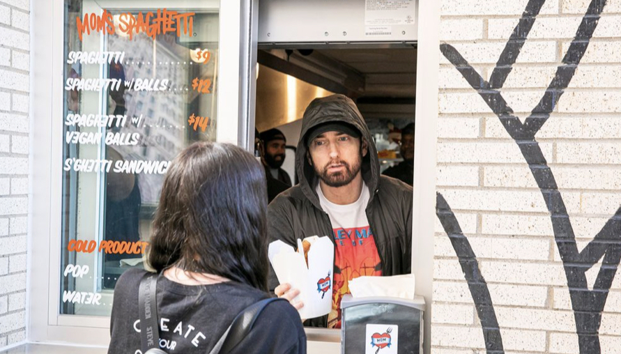 美國著名饒舌歌手Eminem 親自現身自家義大利麵餐廳為客人服務 粉絲除了暴動還能做什麼