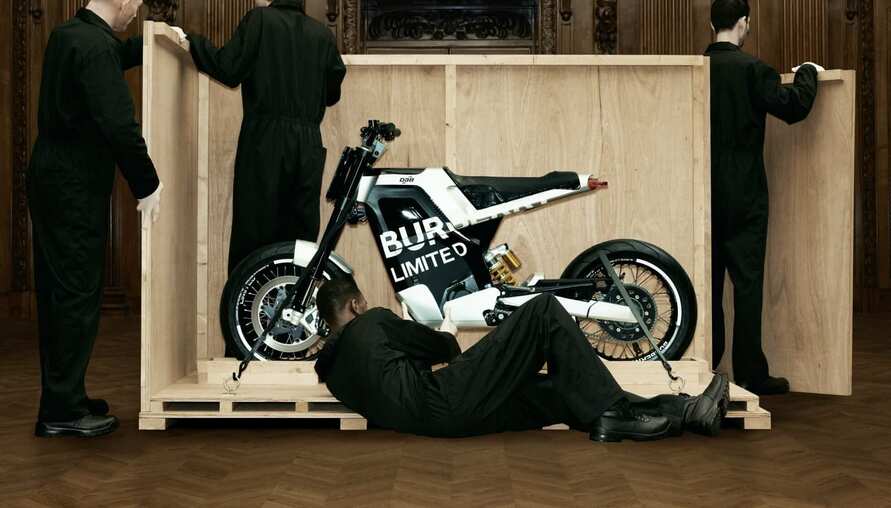BURBERRY 經典木箱再度露出－ DAB MOTORS 聯名限量版電動重機