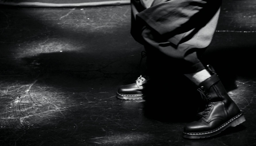 Yohji Yamamoto 來填滿血液裡的黑魂躁動！山本耀司最新聯名力作登場，攜手 Dr. Martens 推出全新 1490 靴款