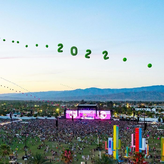 睽違兩年終於熬過疫情摧殘，電音迷嗨起來！全球朝聖的 Coachella 音樂節將於 2022 年 4 月回歸，希望不會再變掛啦