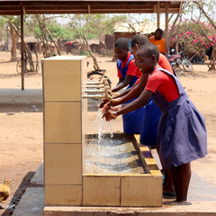 社區希望計畫新建供水系統_提供6個水站的乾淨水_每個水站又有4個水龍頭_讓社區孩童在校園內進行手部清潔_加強衛生及新冠肺炎防疫