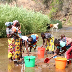 馬拉威基礎建設不彰_過去社區婦女必須揹著孩子_頭頂水桶_長途跋涉至少半小時至社區外的河流取水_辛苦取得的水也不乾淨